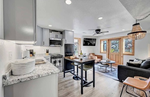 Richmond Hill Corridor House | Pike’s View Guesthouse-Mountain Cabin+Views+Serene