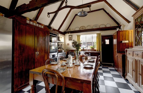 Bacton House | Pilgrims House - Six Bedroom House, Sleeps 12
