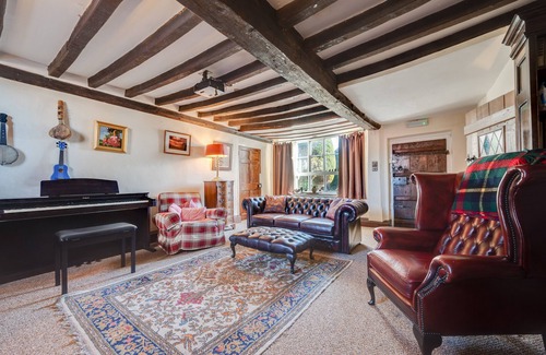 Bacton House | Pilgrims House - Six Bedroom House, Sleeps 12