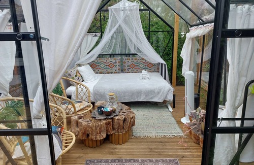 Glastonbury RV Rental | Pilgrims of the Goddess - Glass Lounge