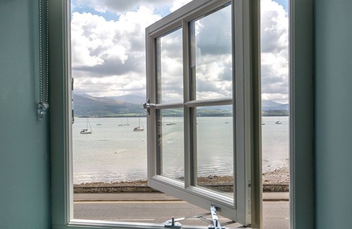 Beaumaris Apartment | Pilot House - a sea view that sleeps 8 guests in 4 bedrooms