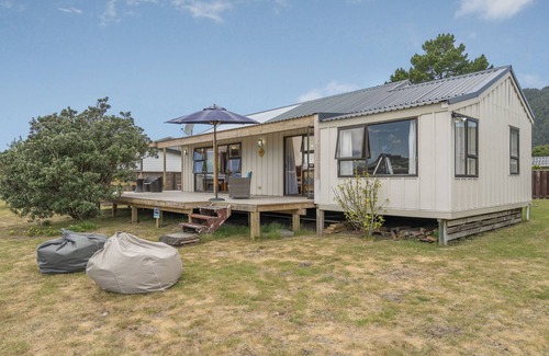 Pauanui Cottage | Pilots Rest - Pauanui Airfield Holiday Home
