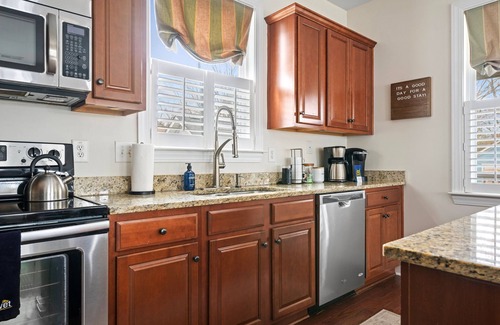 North Charleston House | Pina Colada | 3BR Retreat in Park Circle with Golf