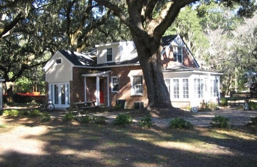 Pigeon Point Cottage | Pinckney Cottage-Charming Cottage in Beaufort Historic District