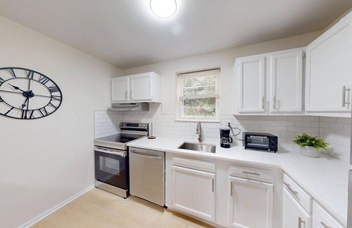 Newark Apartment | Pine Brook Apartments: Luxurious living in a stunning wooded setting