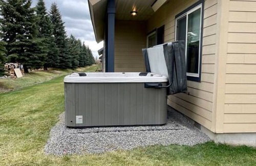 Donnelly Cabin | .Pine Crest Cottage · Fun Donnelly Getaway with a Hot Tub and Game Room!