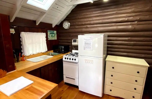 Lincolnville Cottage | Pine Grove Cottages : Cottage 5 - Studio Cottage - Pet Friendly