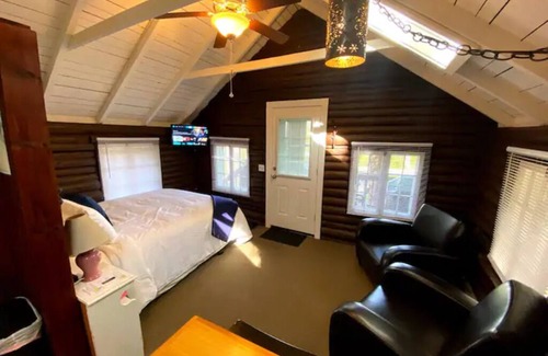 Lincolnville Cottage | Pine Grove Cottages : Cottage 5 - Studio Cottage - Pet Friendly