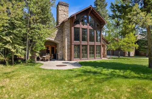 McCall House | Pine Haven- Beautiful 3300 square foot home- sleeps 10- game room- hot tub- pets ok