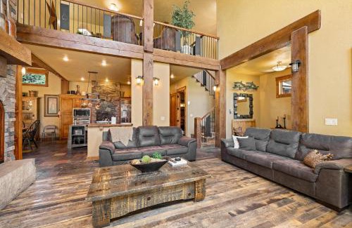McCall House | Pine Haven- Beautiful 3300 square foot home- sleeps 10- game room- hot tub- pets ok