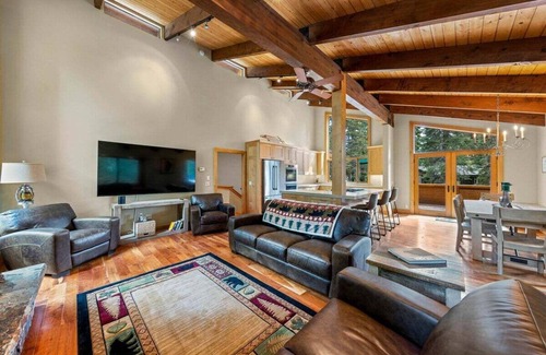 Lake Forest House | Pine Hollow Lodge in Dollar Point