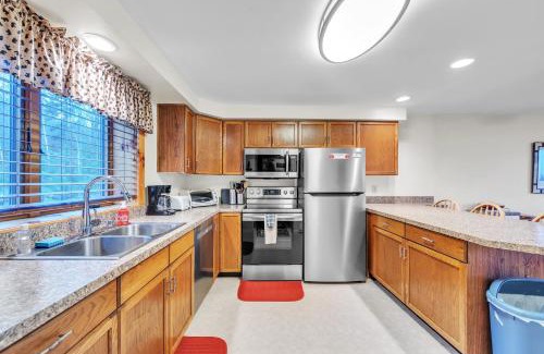 North Creek House | Pine Knot 62H - Retreat with Private Play Area