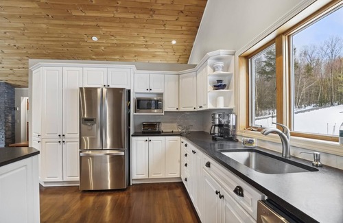 Stowe Hollow House | Pine Lodge: 4 br, fireplace, a/c, pool table, pond and deck!