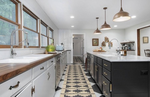South Haven House | Pine Lodge: Swimming Pool, Hot Tub, Lake Michigan Beach, Sauna, Screen Porches
