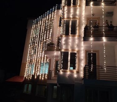 Kumarhatti House | Pine Maderas by Embrace