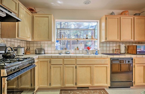Pine Mountain Club Cottage | Pine Mountain Club Cottage w/Wraparound Deck!