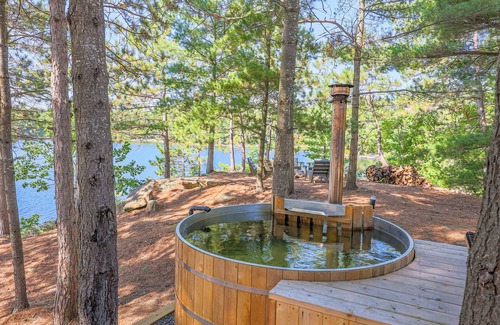 Havelock-Belmont-Methuen Cottage | Pine Point on Kosh Elegant Midcentury Cottage W/hot tub & gym