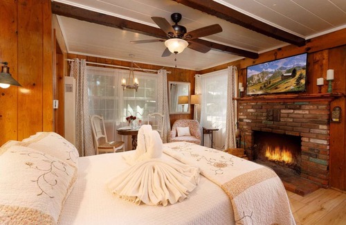 Twin Peaks Hotel | Pine Rose Cottage - Studio | One Bed | ¾ Bathroom | Sleeps Two Our smallest and coziest studio cabin