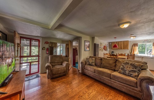 Ruidoso Cabin | Pine Squirrel: Cute 1 bedroom in the Upper Canyon!