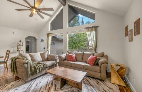 Flagstaff House | Pine-Time Retreat Near Downtown with Hot Tub!
