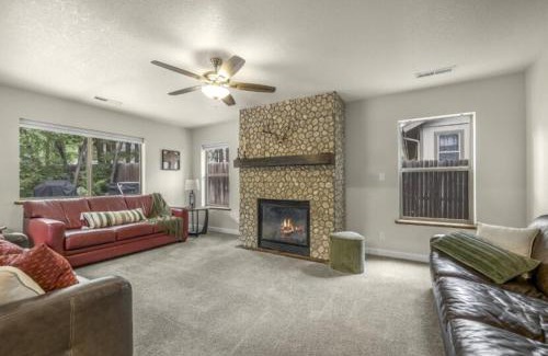Flagstaff House | Pine-Time Retreat Near Downtown with Hot Tub!
