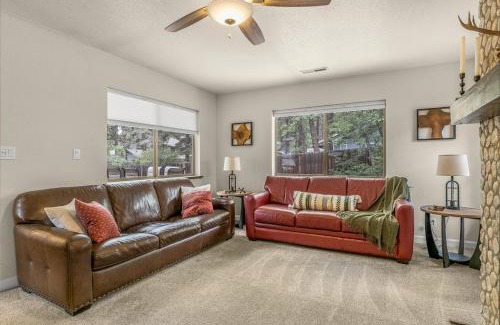 Flagstaff House | Pine-Time Retreat Near Downtown with Hot Tub!