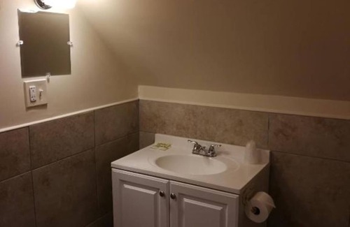 Old Orchard Beach Apartment | Pine View Lodge Old Orchard Beach - Attic Studio with 1 Queen size Bednn