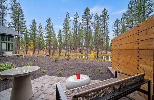 Sunriver Cabin | Pine View Studio with Fireplace & Terrace Retreat
