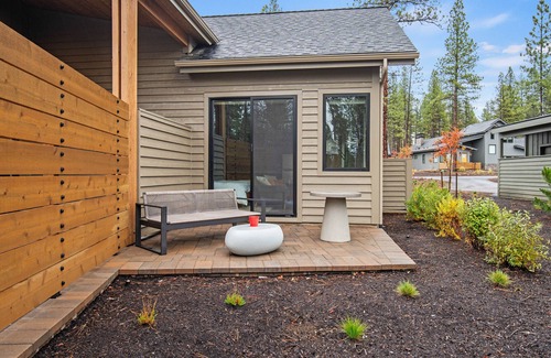 Sunriver Cabin | Pine View Studio with Fireplace & Terrace Retreat