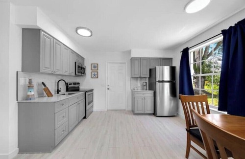 Naples Park Apartment | Pineapple Cottage- 5 Min to Beach!n