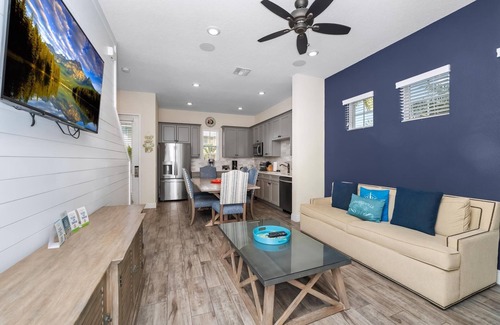 West Kissimmee Cottage | Pineapple Dream Cottage with Private Hot Tub near Disney with Margaritaville.