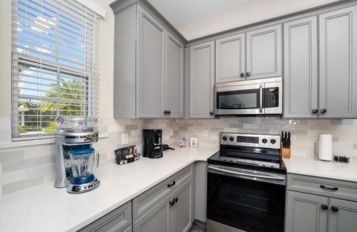 West Kissimmee Cottage | Pineapple Dream Cottage with Private Hot Tub near Disney with Margaritaville.