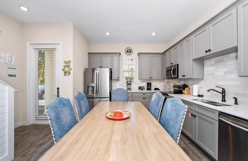 West Kissimmee Cottage | Pineapple Dream Cottage with Private Hot Tub near Disney with Margaritaville.