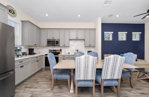 West Kissimmee Cottage | Pineapple Dream Cottage with Private Hot Tub near Disney with Margaritaville.