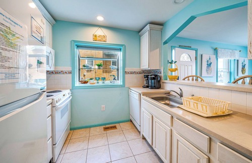 North End Condo | Pineapple Pad:ACROSS from beach + boardwalk + parking w/Full Linen Service!