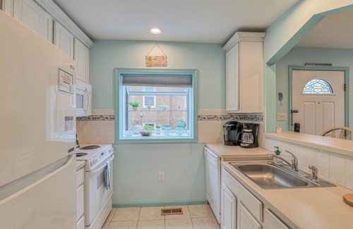 North End Condo | Pineapple Pad:ACROSS from beach + boardwalk + parking w/Full Linen Service!