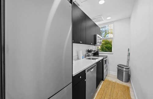 Gillespie Park Apartment | Pineapple Paradise #1 13 min to Beach Fire Pit