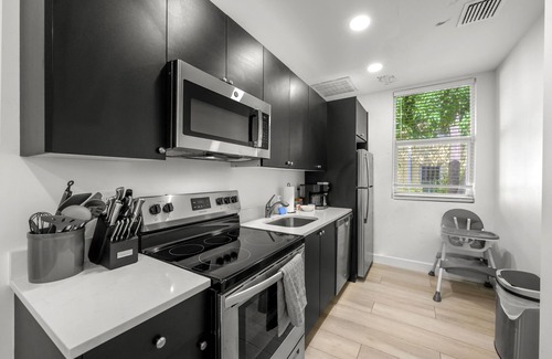 Gillespie Park Apartment | Pineapple Paradise #3 13 min to Beach Fire Pit