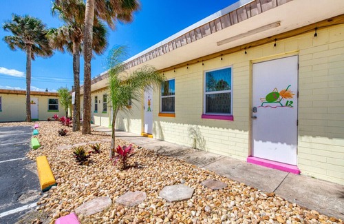 Bridgeport Heights Apartment | Pineapple Shores Retro Motel 10