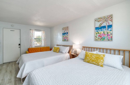 Bridgeport Heights Hotel | Pineapple Shores Retro Inn 2