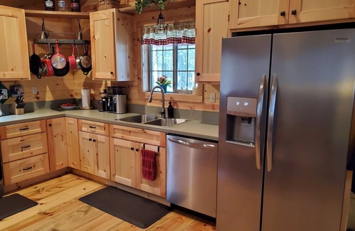La Pine Cabin | Pinecone Cabin, Couples Retreat, hot tub, pet friendly, private!