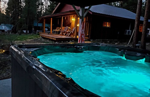 La Pine Cabin | Pinecone Cabin, Couples Retreat, hot tub, pet friendly, private!