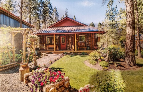 La Pine Cabin | Pinecone Cabin, Couples Retreat, hot tub, pet friendly, private!