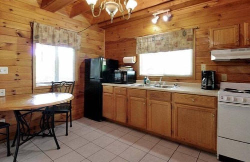 Logan Cabin | Pinecone Cabin in Hocking Hills, Logan, OH