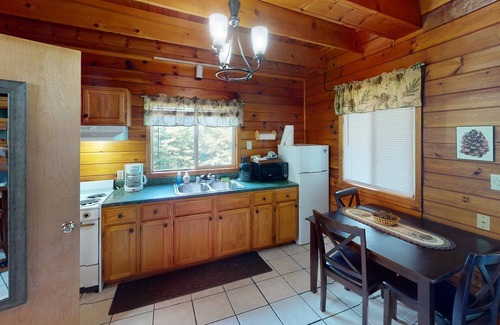 Logan Cabin | Pinecone Cabin in Hocking Hills, Logan, OH