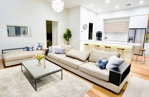 Jindabyne House | Pinecone Lodge - Luxury 4BR Home l EV Charger l Fire Pit l WiFi l BBQ l 4 Car Garage
