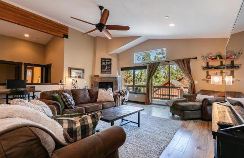 Truckee House | Pinecrest at Winter Creek- Cozy Cabin w Hot Tub, Walk To Downtown Truckee