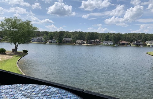 Pinehurst Condo | Pinehurst 2BR 2B Condo on lake, seasonal pool, just 1.5 mi to Pinehurst Resort