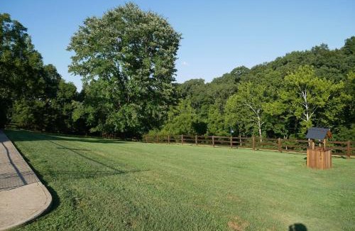 Kerr House | PineRidge Country Retreat with In ground Pool and Hot Tub