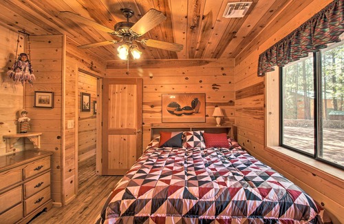 Pinetop Cottage | Pinetop Cabin w/Deck & Treehouse Near Hiking!